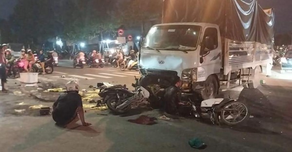 Bình Dương: 1 người chết, 2 người bị thương trong vụ xe tải tông hàng loạt xe máy chờ đèn đỏ