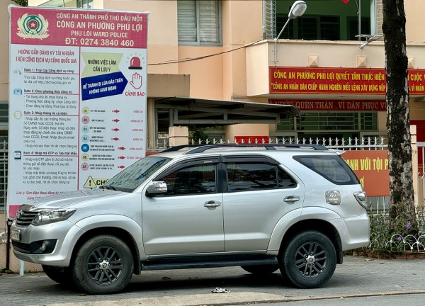 Bình Dương: Công an làm việc với tài xế chở người phụ nữ ngồi trên nắp capo