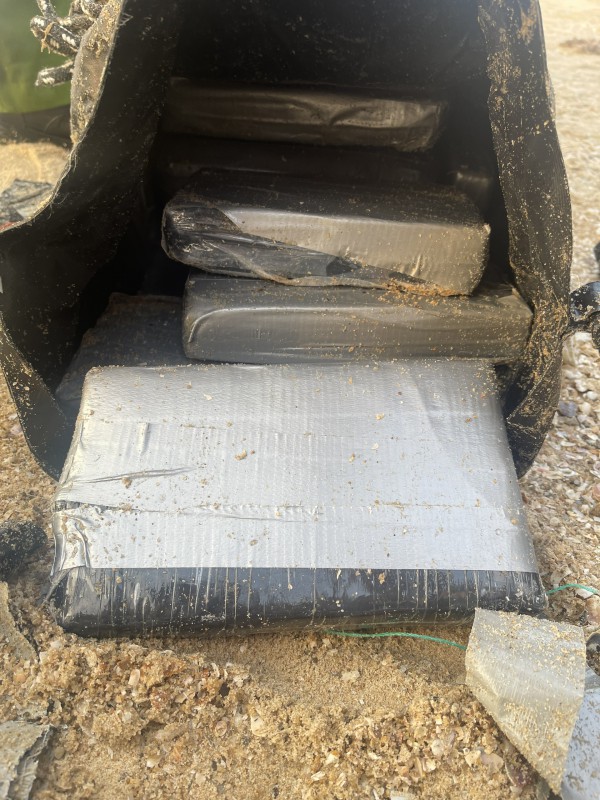 Bình Thuận: Người dân tắm biển phát hiện túi xách 25 kg ma túy dạt vào bờ