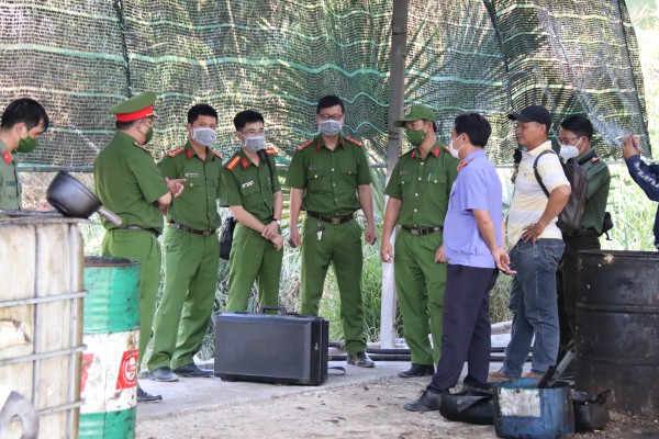 Bình Thuận: Nhiều hóa chất nghi độc hại trong lò tái chế nhớt thải giữa rừng tràm