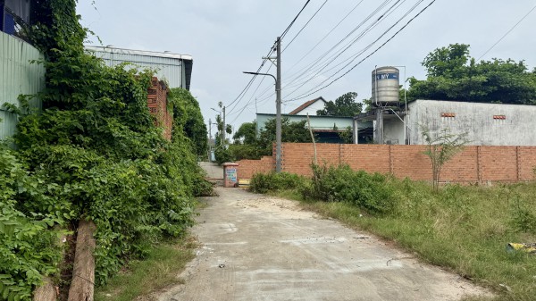 Bức xúc vì đất bị xẻ đôi, chủ đất ở TP.HCM thành bị đơn Bức xúc vì đất bị xẻ đôi, chủ đất ở TP.HCM thành bị đơn