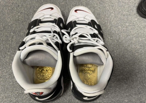 Buôn lậu 546 kg vàng từ Trung Quốc về Việt Nam: Giấu trong giày, quấn quanh bụng Buôn lậu 546 kg vàng từ Trung Quốc về Việt Nam: Giấu trong giày, quấn quanh bụng