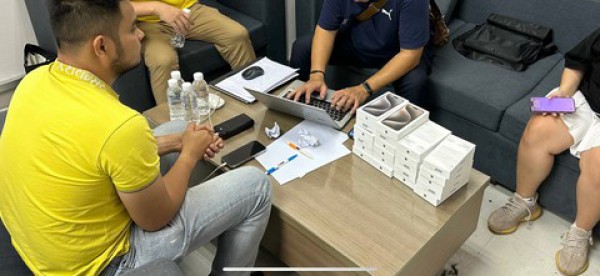 Buôn lậu điện thoại iPhone 15 Pro Max từ Singapore về Việt Nam