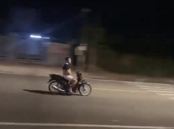 Buông 2 tay khi điều khiển, nam thanh niên bị CSGT tịch thu xe máy