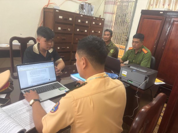 Buông 2 tay khi điều khiển, nam thanh niên bị CSGT tịch thu xe máy