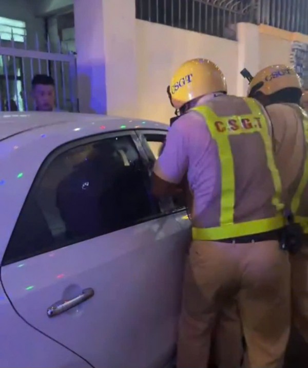 CSGT TP.HCM truy bắt thanh niên đánh tài xế, cướp xe taxi công nghệ CSGT TP.HCM truy bắt thanh niên đánh tài xế, cướp xe taxi công nghệ