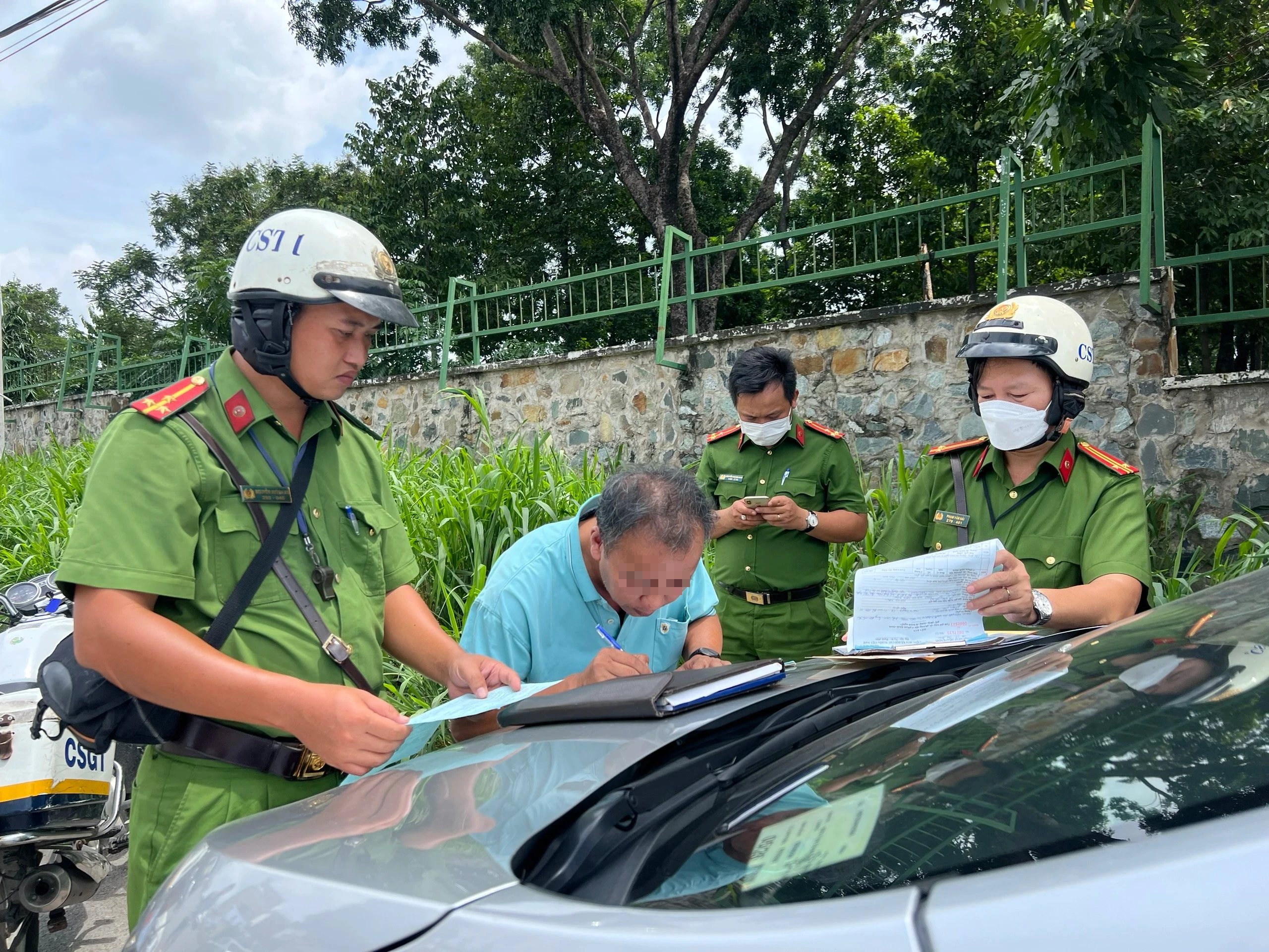 CSGT TP.Thủ Đức xử lý hàng chục tài xế taxi dừng đỗ trước Bệnh viện Ung bướu