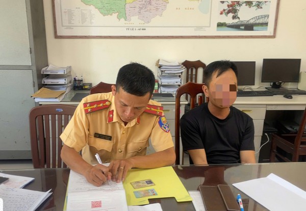 CSGT xử phạt tài xế lắp thiết bị ưu tiên từ phản ánh của người dân CSGT xử phạt tài xế lắp thiết bị ưu tiên từ phản ánh của người dân