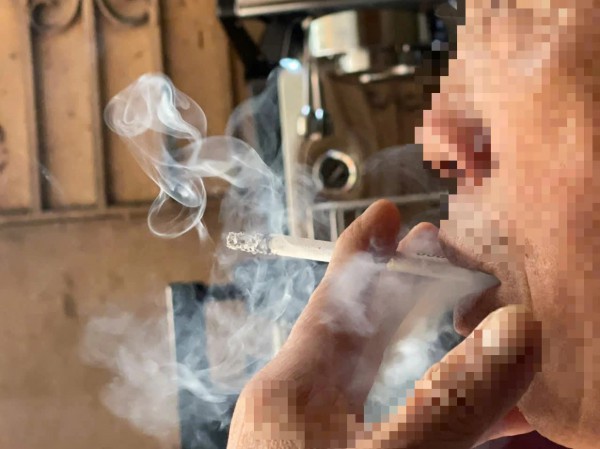 Cấm hút thuốc ở chùa, bến xe: Nhà nước can thiệp đến đâu là đủ?