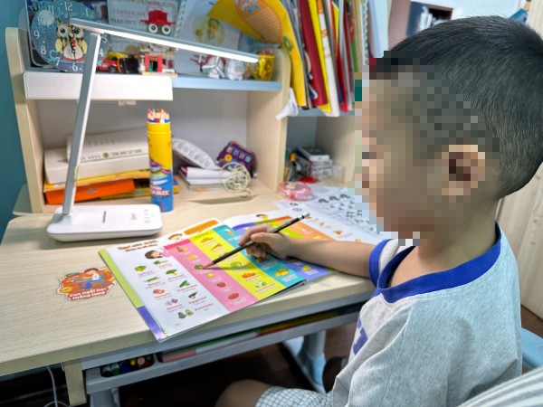 Cha mẹ ép con học quá sức, phạt có dễ?