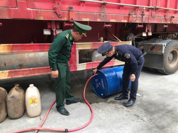 Chặn xe đầu kéo biển số Lào chở trái phép 400 lít dầu diesel qua biên giới Chặn xe đầu kéo biển số Lào chở trái phép 400 lít dầu diesel qua biên giới