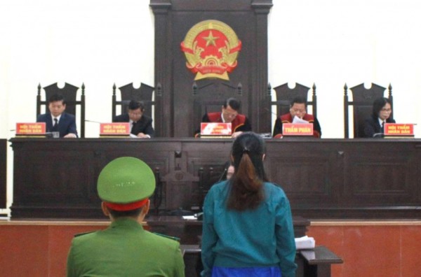 Chị gái lãnh 13 năm tù vì chuyện mua bán đất với người yêu của em trai Chị gái lãnh 13 năm tù vì chuyện mua bán đất với người yêu của em trai