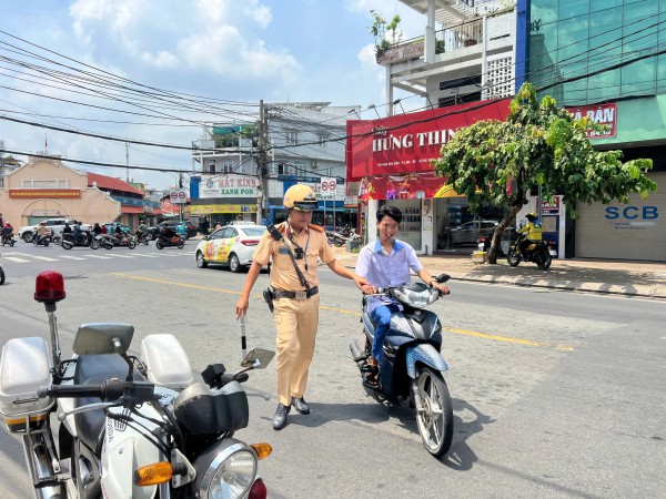 Chở hàng cồng kềnh bị CSGT Thủ Đức xử phạt: 'Chủ kêu bỏ xe đi'