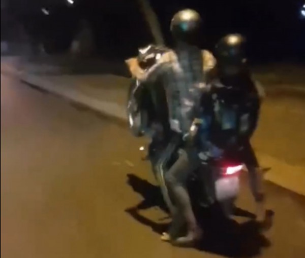 Clip chạy xe máy bốc đầu biểu diễn ở Hóc Môn gây bức xúc Clip chạy xe máy bốc đầu biểu diễn ở Hóc Môn gây bức xúc