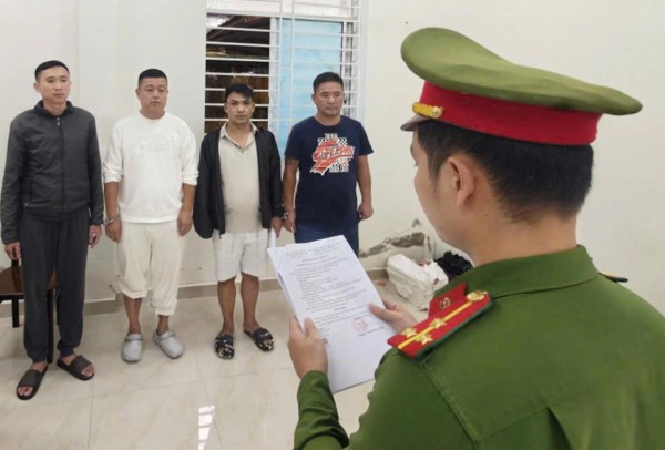 Con bạc người Trung Quốc bị bắt giam ép trả nợ, bạn gái cầu cứu công an Con bạc người Trung Quốc bị bắt giam ép trả nợ, bạn gái cầu cứu công an