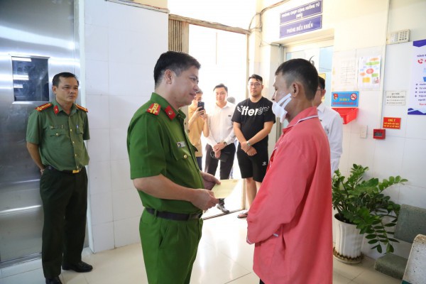 Công an Bình Dương biểu dương bảo vệ ngân hàng dũng cảm khống chế nghi phạm cướp