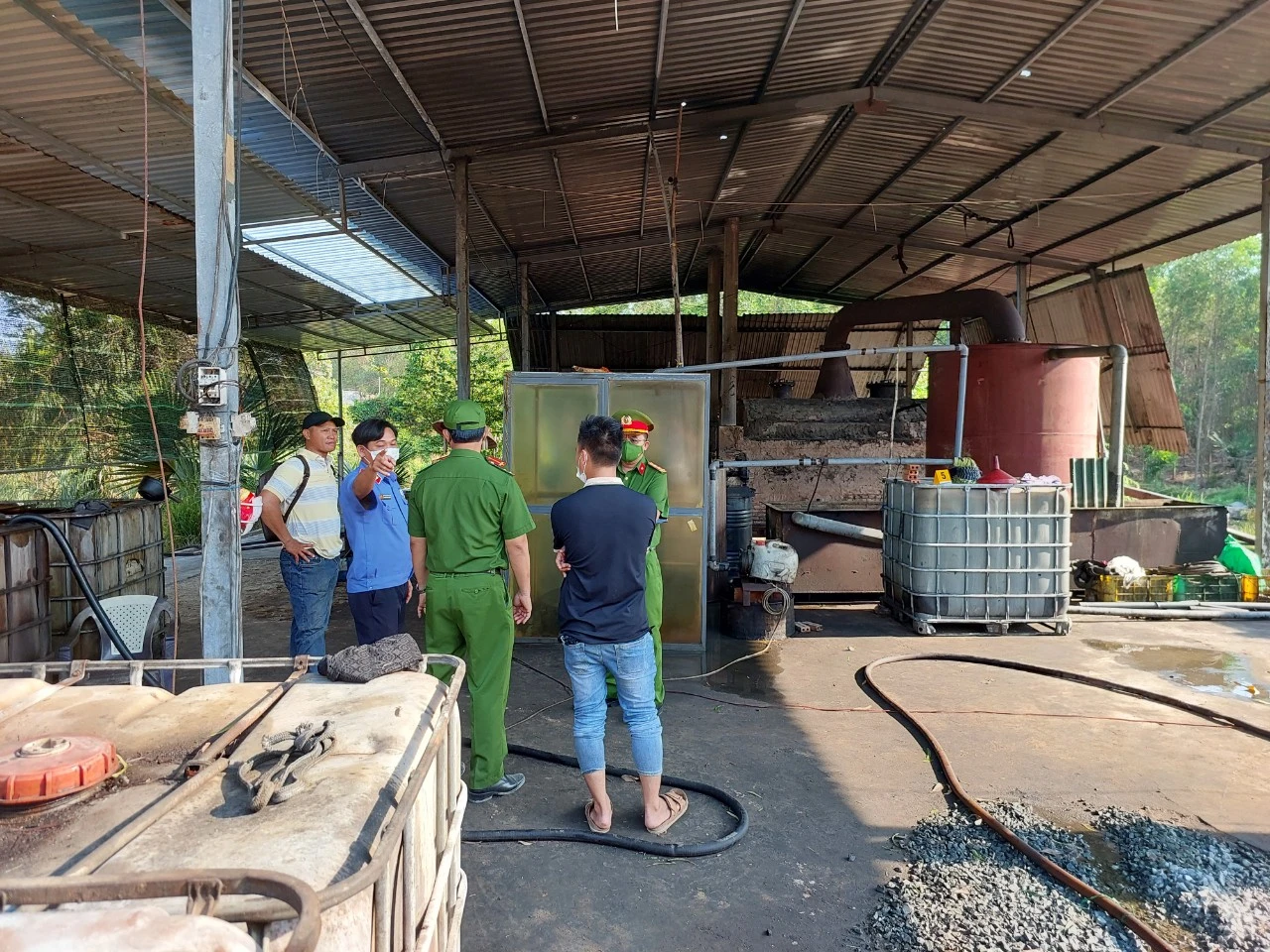 Công an Bình Thuận bắt quả tang xưởng tái chế dầu nhớt lậu giữa rừng tràm