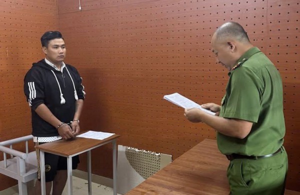 Công an Cần Thơ bắt nghi phạm dùng dao cướp điện thoại lúc nửa đêm