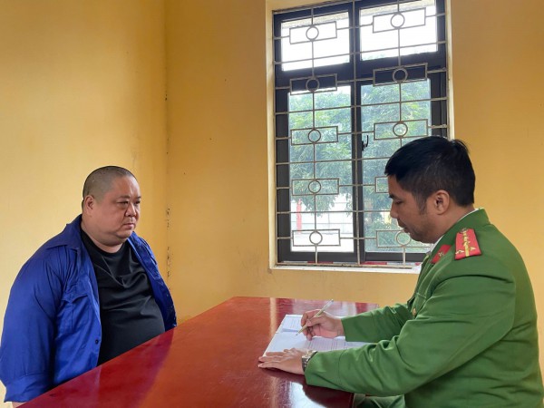 Công an Hưng Yên triệt phá đường dây lừa đảo, đánh bạc 9.300 tỉ đồng Công an Hưng Yên triệt phá đường dây lừa đảo, đánh bạc 9.300 tỉ đồng