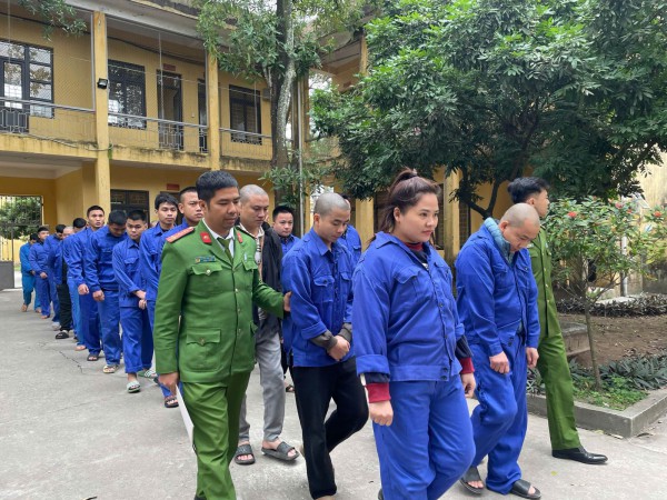 Công an Hưng Yên triệt phá đường dây lừa đảo, đánh bạc 9.300 tỉ đồng Công an Hưng Yên triệt phá đường dây lừa đảo, đánh bạc 9.300 tỉ đồng