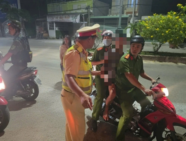 Công an Lâm Đồng bàn giao các đối tượng liên quan vụ hành hung 2 thiếu niên ở TP.HCM Công an Lâm Đồng bàn giao các đối tượng liên quan vụ hành hung 2 thiếu niên ở TP.HCM