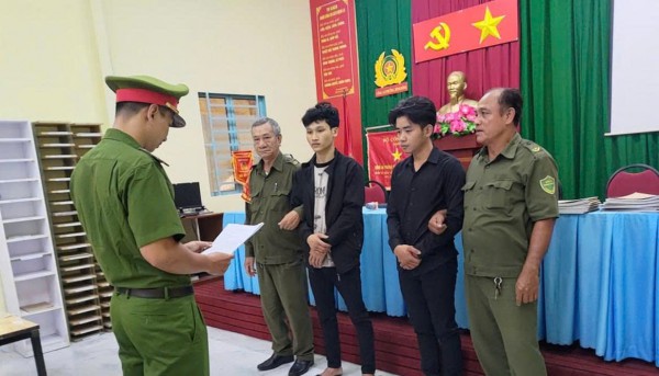 Công an TP.HCM bắt 2 thanh niên cầm hung khí rượt đuổi nhau ở chợ Bình Điền Công an TP.HCM bắt 2 thanh niên cầm hung khí rượt đuổi nhau ở chợ Bình Điền