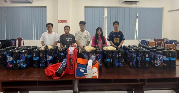 Công an TP.HCM bắt 5 người bán 'khí cười' hơn 20 tỉ đồng Công an TP.HCM bắt 5 người bán 'khí cười' hơn 20 tỉ đồng