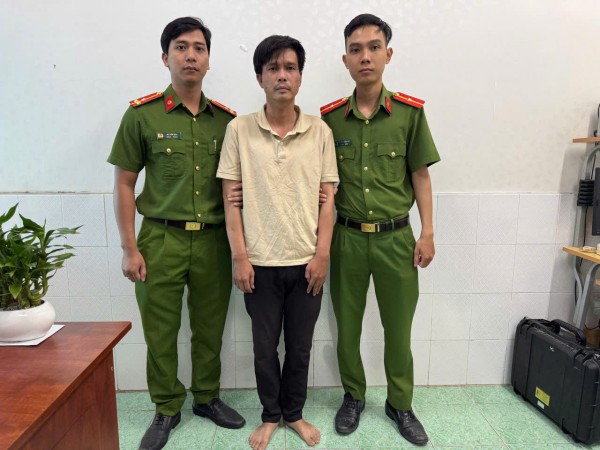 Công an TP.HCM bắt khẩn cấp kẻ cướp giật tiền của bé gái 11 tuổi Công an TP.HCM bắt khẩn cấp kẻ cướp giật tiền của bé gái 11 tuổi