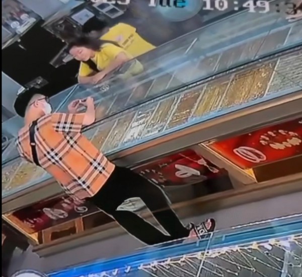 Công an TP.HCM bắt nhanh 2 nghi phạm cướp giật 1 lượng vàng Công an TP.HCM bắt nhanh 2 nghi phạm cướp giật 1 lượng vàng