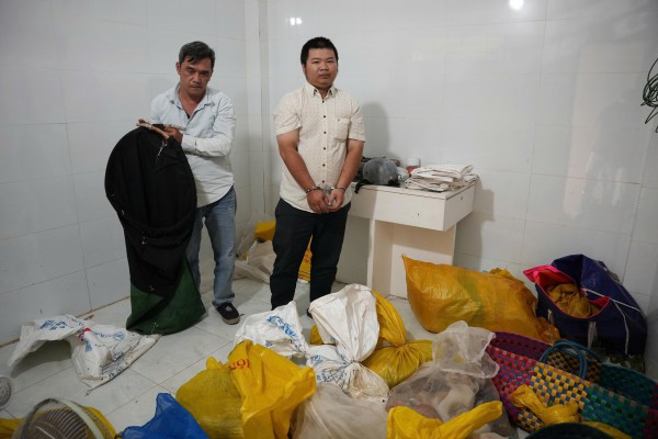 Công an TP.HCM bắt nhóm trộm chó, mèo số lượng lớn Công an TP.HCM bắt nhóm trộm chó, mèo số lượng lớn