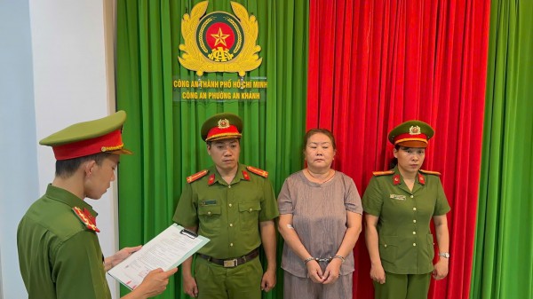 Công an TP.HCM bắt tạm giam người phụ nữ cho đổ chất thải lên đất của mình Công an TP.HCM bắt tạm giam người phụ nữ cho đổ chất thải lên đất của mình