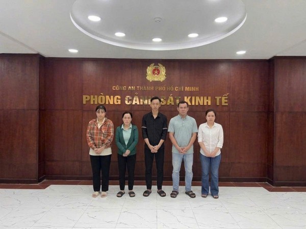 Công an TP.HCM bóc trần đường dây 'hô biến' kem trộn thành hàng ngoại Công an TP.HCM bóc trần đường dây 'hô biến' kem trộn thành hàng ngoại