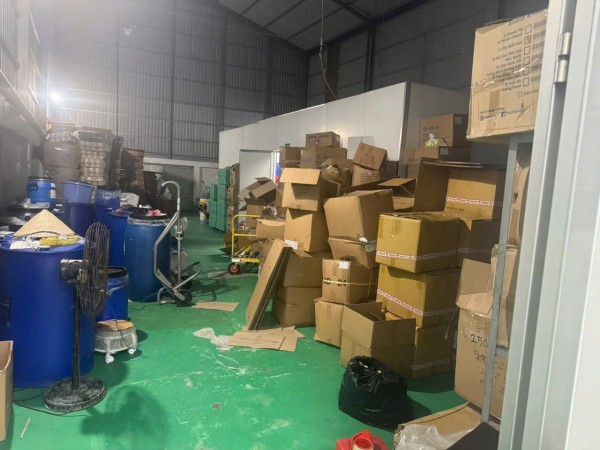 Công an TP.HCM bóc trần đường dây 'hô biến' kem trộn thành hàng ngoại Công an TP.HCM bóc trần đường dây 'hô biến' kem trộn thành hàng ngoại