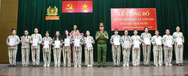 Công an TP.HCM công bố quyết định đặc xá cho 457 phạm nhân Công an TP.HCM công bố quyết định đặc xá cho 457 phạm nhân