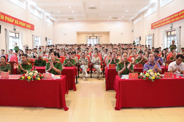 Công an TP.HCM công bố quyết định đặc xá cho 457 phạm nhân Công an TP.HCM công bố quyết định đặc xá cho 457 phạm nhân