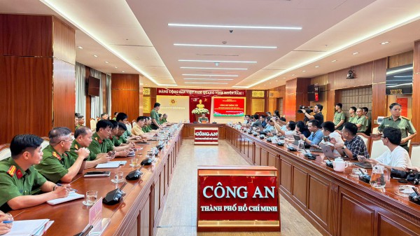 Công an TP.HCM công bố vụ 2 nghi phạm nổ súng giết người tại phường Bến Thành Công an TP.HCM công bố vụ 2 nghi phạm nổ súng giết người tại phường Bến Thành