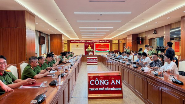 Công an TP.HCM công bố vụ 2 nghi phạm nổ súng giết người tại phường Bến Thành Công an TP.HCM công bố vụ 2 nghi phạm nổ súng giết người tại phường Bến Thành