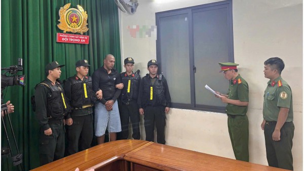 Công an TP.HCM công bố vụ 2 nghi phạm nổ súng giết người tại phường Bến Thành Công an TP.HCM công bố vụ 2 nghi phạm nổ súng giết người tại phường Bến Thành