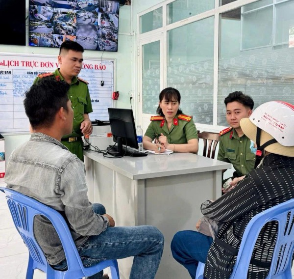 Công an TP.HCM giúp cụ bà thoát bẫy lừa 80 triệu đồng Công an TP.HCM giúp cụ bà thoát bẫy lừa 80 triệu đồng