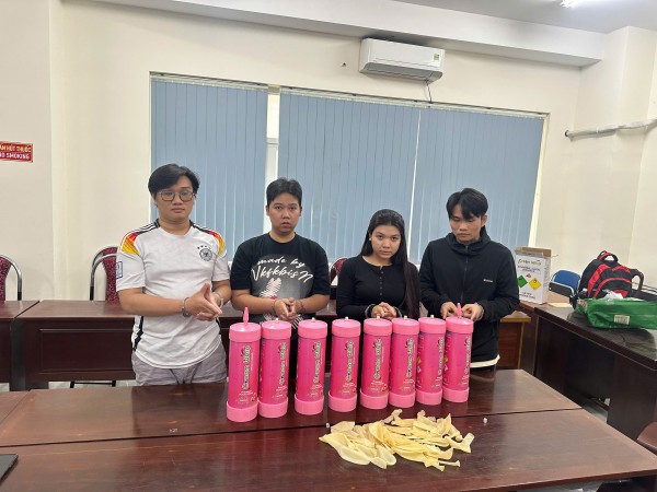 Công an TP.HCM khởi tố 4 người trong đường dây buôn bán khí cười quy mô lớn Công an TP.HCM khởi tố 4 người trong đường dây buôn bán khí cười quy mô lớn