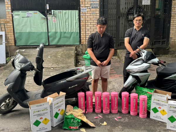 Công an TP.HCM khởi tố 4 người trong đường dây buôn bán khí cười quy mô lớn Công an TP.HCM khởi tố 4 người trong đường dây buôn bán khí cười quy mô lớn