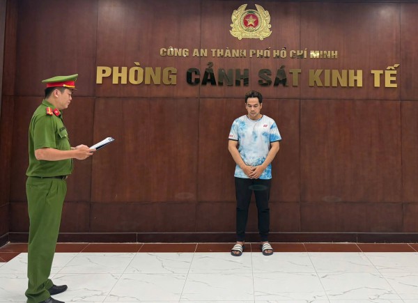 Công an TP.HCM triệt phá đường dây giày, dép giả thương hiệu nổi tiếng quy mô khủng Công an TP.HCM triệt phá đường dây giày, dép giả thương hiệu nổi tiếng quy mô khủng