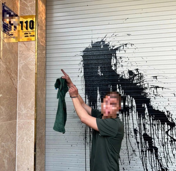 Công an TP.HCM truy xét nhanh kẻ tạt sơn vào cửa hàng vàng bạc Công an TP.HCM truy xét nhanh kẻ tạt sơn vào cửa hàng vàng bạc