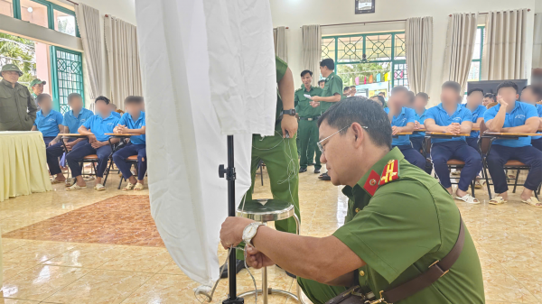 Công an TP.HCM vượt hơn 200 km cấp thẻ căn cước cho người cai nghiện