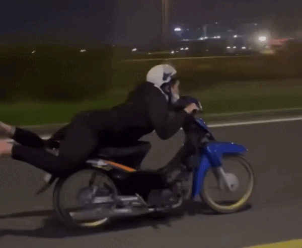 Công an TP.HCM xử lý thiếu niên 'diễn xiếc' khi lái xe trên song hành cao tốc Công an TP.HCM xử lý thiếu niên 'diễn xiếc' khi lái xe trên song hành cao tốc