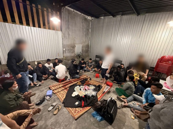 Công an TP.Huế xóa sới bạc xóc đĩa trong quán cà phê