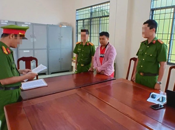 Công an Vĩnh Long bắt tạm giam nhân viên giao hàng tham ô tài sản Công an Vĩnh Long bắt tạm giam nhân viên giao hàng tham ô tài sản