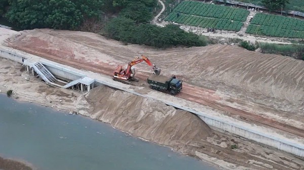 Công an điều tra việc khai thác cát trái phép tại công trình kè ở Quảng Ngãi Công an điều tra việc khai thác cát trái phép tại công trình kè ở Quảng Ngãi