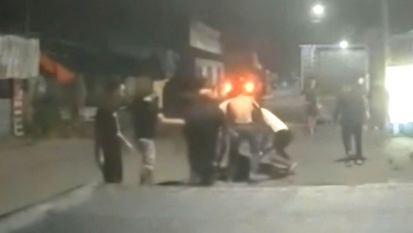 Công an điều tra vụ '3 xe bán tải rượt đuổi, hành hung người trong đêm'