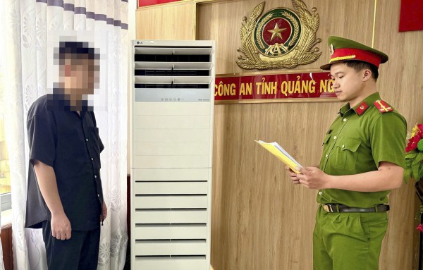 Công an tỉnh Quảng Ngãi bắt giám đốc lừa đảo kêu gọi đầu tư cổ phiếu Công an tỉnh Quảng Ngãi bắt giám đốc lừa đảo kêu gọi đầu tư cổ phiếu